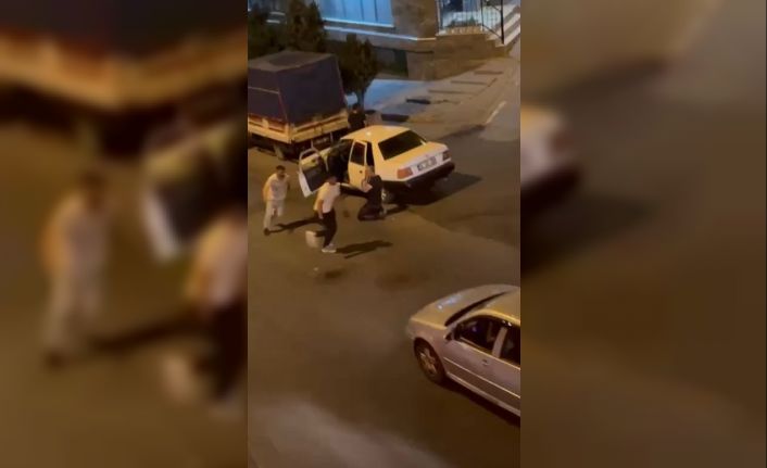 Tartıştığı adamı bıçakla kovaladı; o anlar kamerada