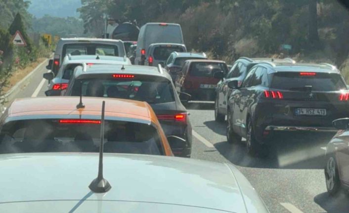 Tatilciler Marmaris girişinde yoğunluk oluşturdu