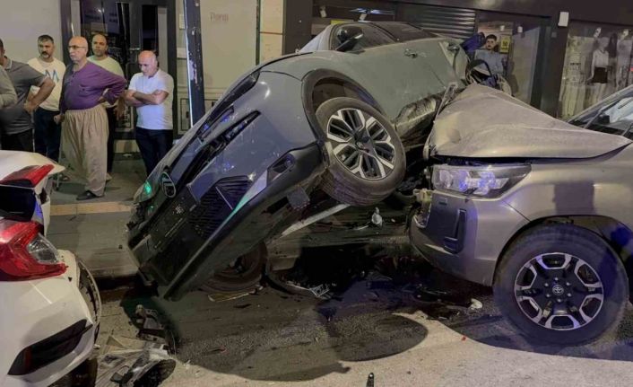 Tatvan’da 3 araçlı zincirleme trafik kazası