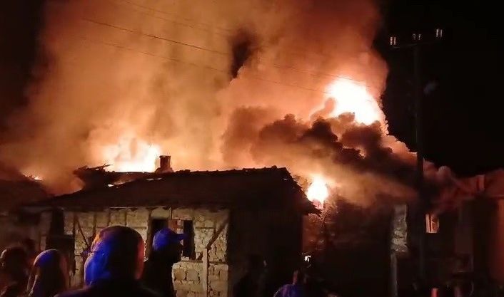 Tavşanlı Şapçı köyünde yangında 2 ev ve 2 samanlık yandı