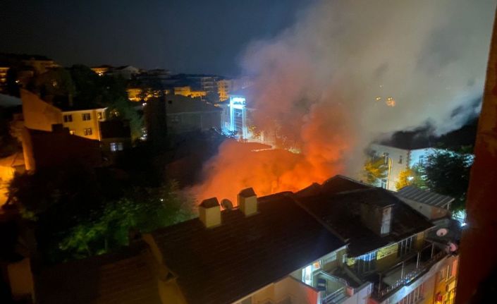 Tavşanlı’da kuaför dükkanında yangın