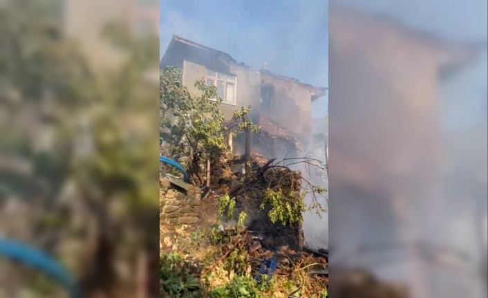 Tekirdağ’da metruk evde çıkan yangın bitişiğindeki eve sıçradı