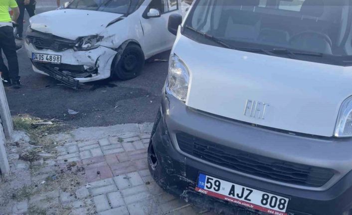 Tekirdağ’da otomobil hafif ticari araçla kafa kafaya çarpıştı: 1 yaralı