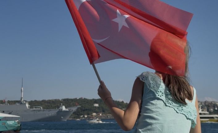 ’TEKNOFEST Mavi Vatan’da 9 geminin Boğaz’dan geçişine vatandaşlardan yoğun ilgi