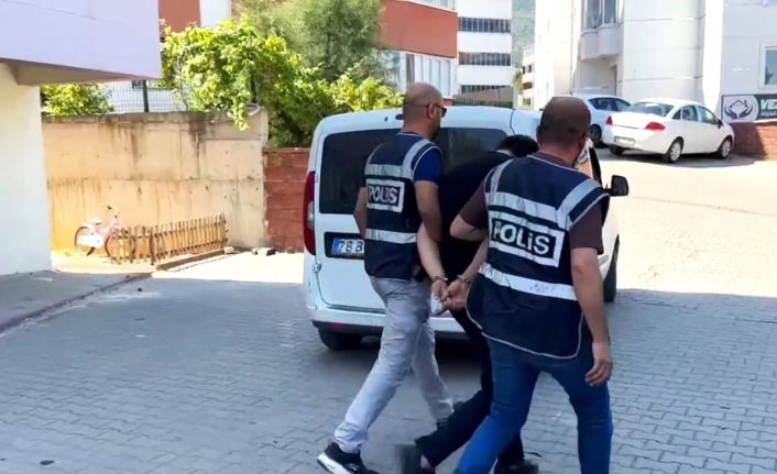 Telefon dolandırıcısı altın ve parayı almaya geldiği binada yakalandı