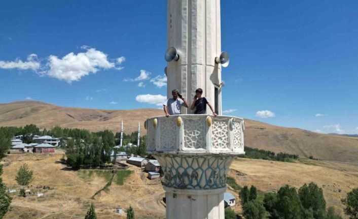 Telefonla konuşmak için minareye çıkıyorlar