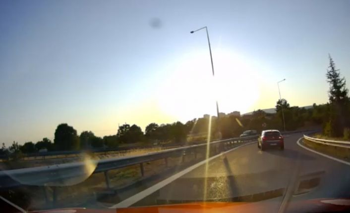 TEM otoyolunda geri geri gelen otomobil kazaya davetiye çıkardı