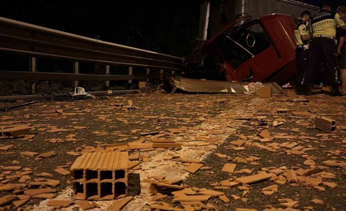 TEM’de tuğla yüklü tıra çarpan tır, hurdaya döndü: Sürücü yara almadan kurtuldu