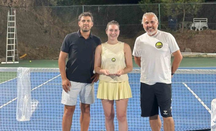 Tenis turnuvasında şampiyon olanlar halıyı kaptı