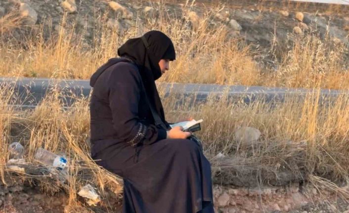 Ters dönen araçtan çıkan kadın oturup Kuran’ı Kerim okudu