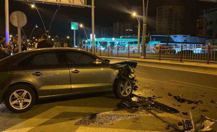 Ters yöne dönmeye çalışan otomobil kazaya neden oldu: 1 yaralı