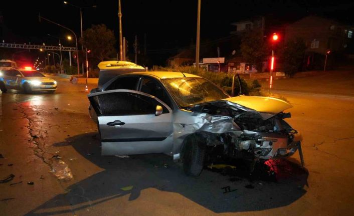Ticari taksi ile otomobil kafa kafaya çarpıştı: 3 yaralı