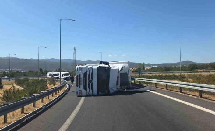 Tır devrildi; otoyol kavşağı kapandı