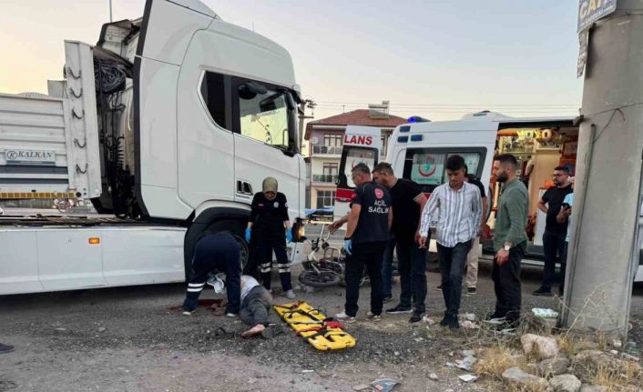 Tır ile motosiklet çarpıştı: 1 ölü