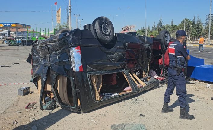 Tır, önünde seyreden 2 minibüse çarptı: 3 yaralı