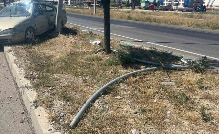 Tır ve otomobil çarpıştı, 1 kişi yaralandı