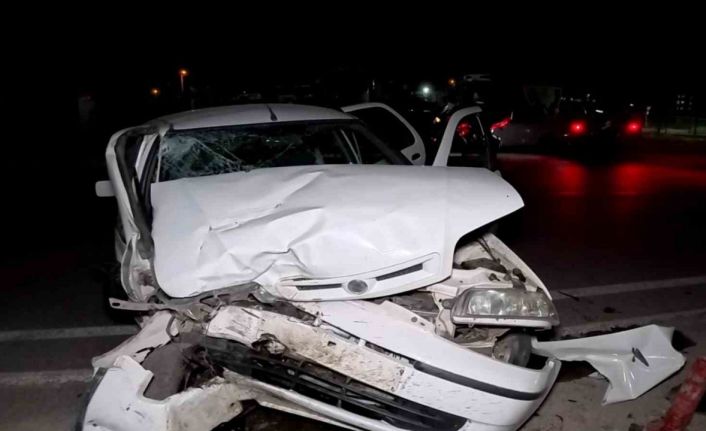 Tıra arkadan otomobil hurdaya döndü: 2 yaralı