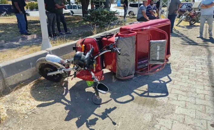 Tırın çarptığı elektrikli motosikletin sürücüsü hayatını kaybetti