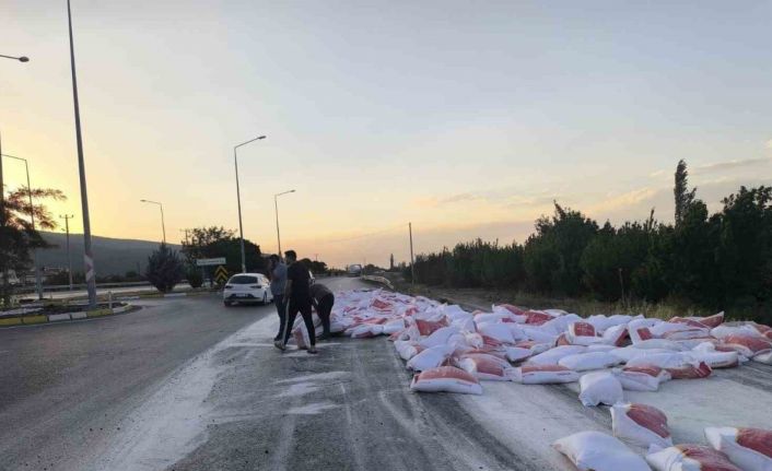 Tırın lastiği patladı un çuvalları yola savruldu