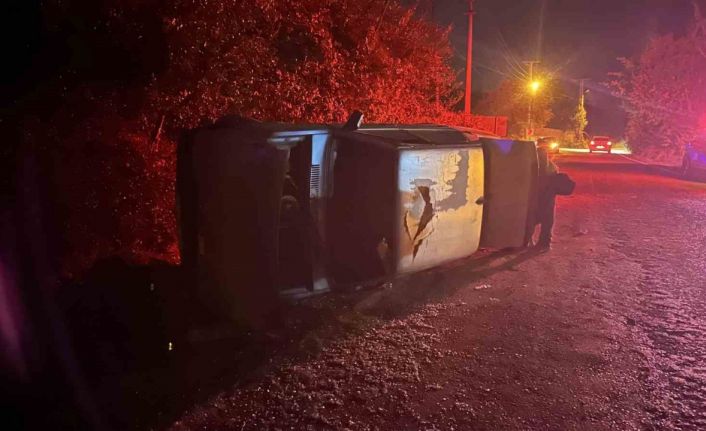 Tofaş Fiat otomobil yan yattı, sürücü olay yerinden kaçtı