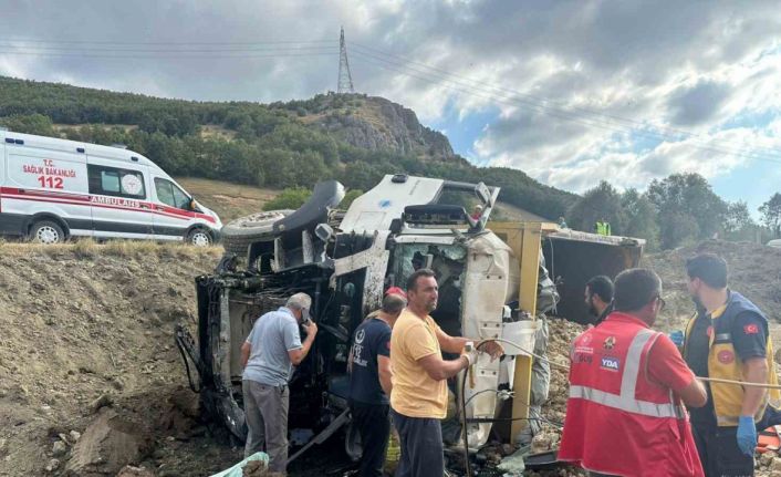 Tokat’ta hafriyat kamyonları çarpıştı, 1 sürücü ağır yaralandı