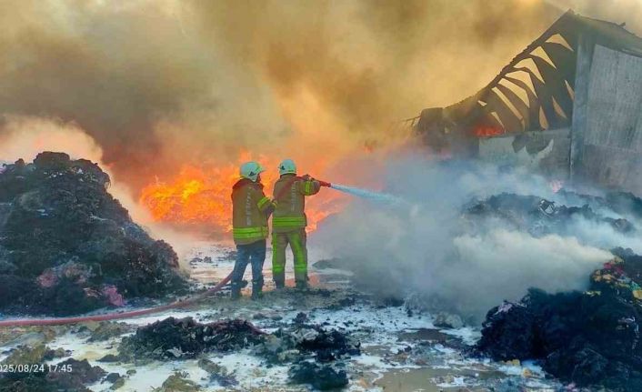 Tokat’ta kumaş geri dönüşüm deposunda çıkan yangın kontrol altına alındı