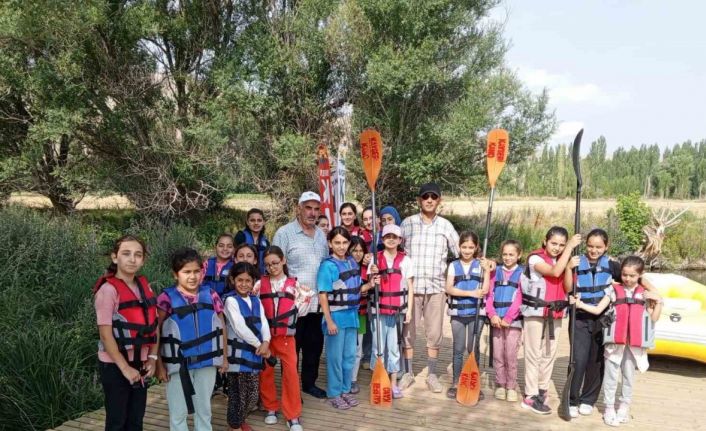 Tomarza’da Kuran kursu öğrencilerine kano hediyesi