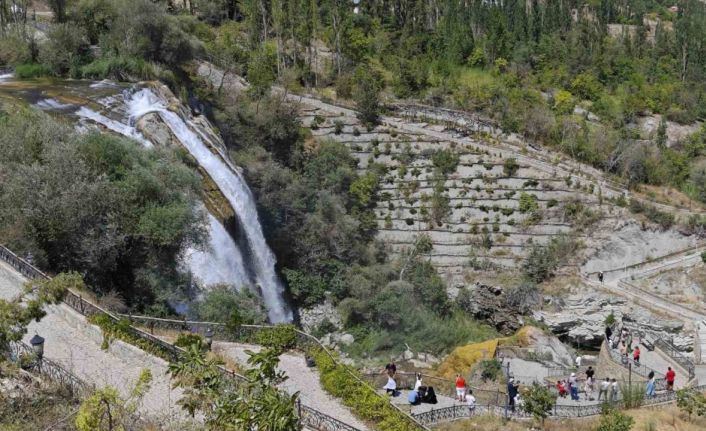 Tortum Şelalesi’nde su seviyesi düştü, ziyaretçi ilgisi sürüyor