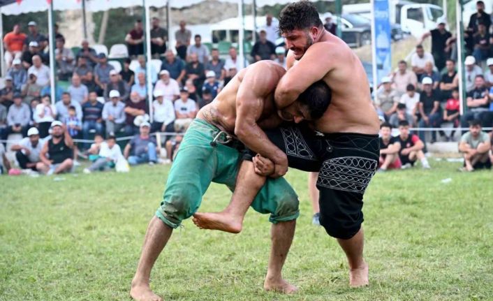 Tortum’da güreşler nefes kesti