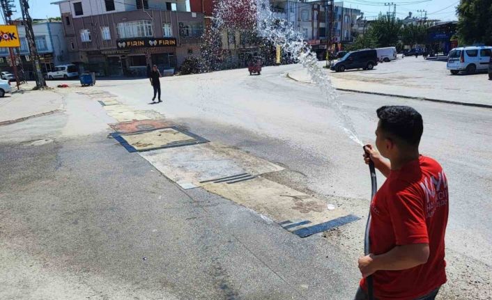 Toza halı da çare olmayınca vatandaş bu kez de sulamaya başladı