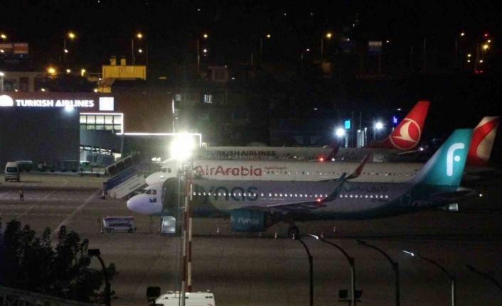 Trabzon-Cidde seferi yapan uçak kalkıştan 8 dakika sonra acil iniş yaptı