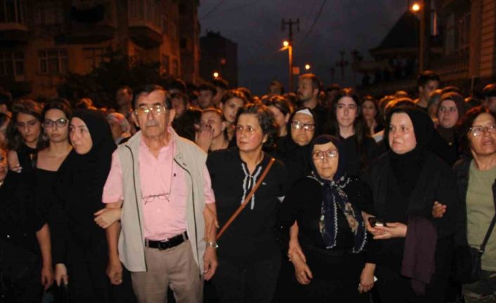 Trabzonlular siyah renkli kıyafetlerle Sinem Topaloğlu için sessiz yürüyüş düzenledi