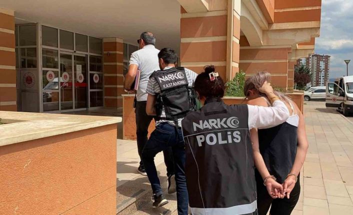 Trafik ekibinin durdurduğu motosikletteki şahısların üzerinden uyuşturucu çıktı: 2 tutuklama