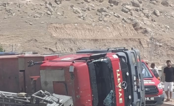 Trafik kazası geçiren itfaiye erleri yaralı halde yangına müdahale etti
