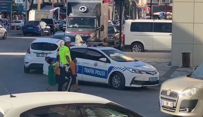 Trafik polisinden yürek ısıtan görüntü