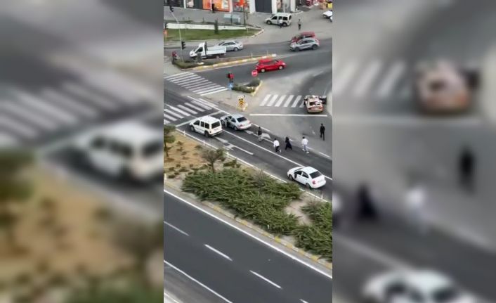 Trafikteki tartışma kameralara yansıdı