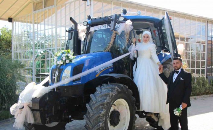 Traktör gelin arabası oldu, gelin direksiyona geçti