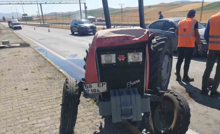 Traktör ile otomobil çarpıştı: 3 yaralı