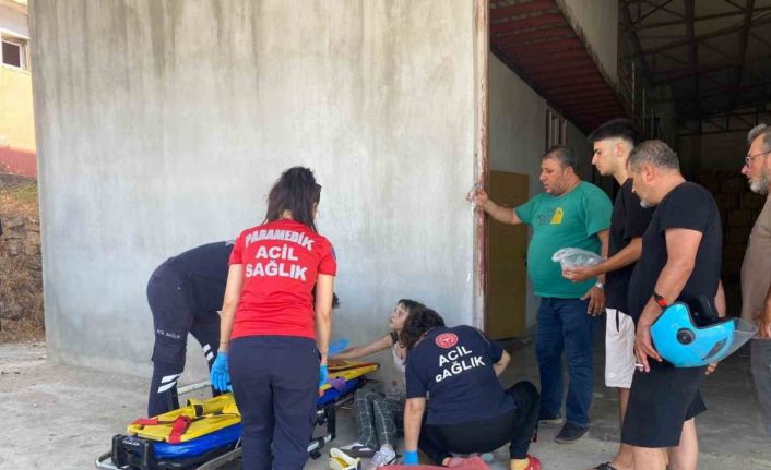 Traktörle çarpışıp römorkun altında kalan motosikletin sürücüsü ölümden döndü