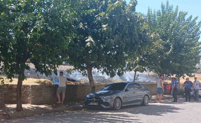 Tren yolunda kenarında çıkan yangın araçlara sıçramadan söndürüldü