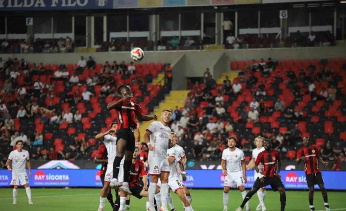 Trendyol Süper Lig: Gaziantep FK: 1 - Gençlerbirliği: 1 (İlk yarı)