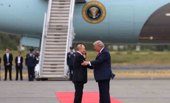 Trump, Alaska’da Putin’i karşıladı