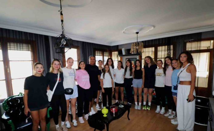 Turgutlu Belediyesi Kadın Voleybol Takımı sezonun ilk kontrolünden geçti