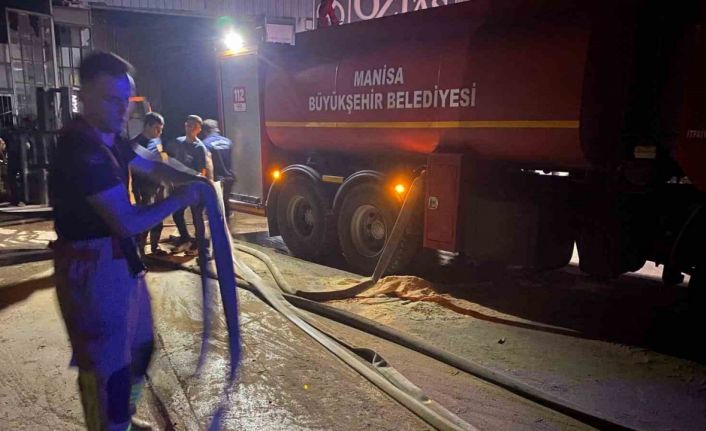 Turgutlu’da kereste işletmesinde yangın paniği