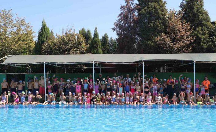 Turgutlulu minik yüzücüler başarı belgelerini aldı