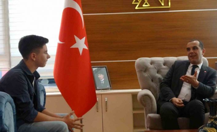 Türk bayrağı hassasiyetiyle yürekleri ısıtan çocuk: "Her gördüğüm bayrağı düzeltiyordum"