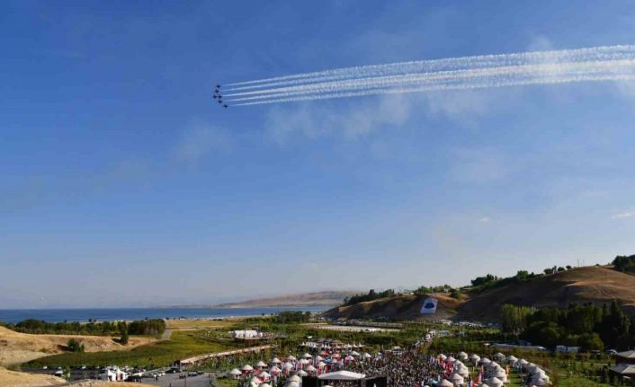 Türk Yıldızları’nın gösterisi nefes kesti