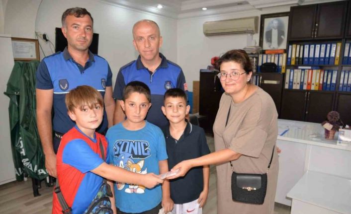 Türkeli’de örnek çocuklar: Buldukları 13 bin 400 lirayı teslim ettiler