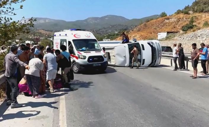 Tursitleri taşıyan midibüs devrildi: 7 yaralı