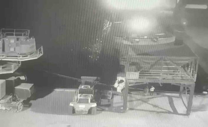 Tutuklanan kaptanın limanda gemisini incelerken görüntüleri ortaya çıktı